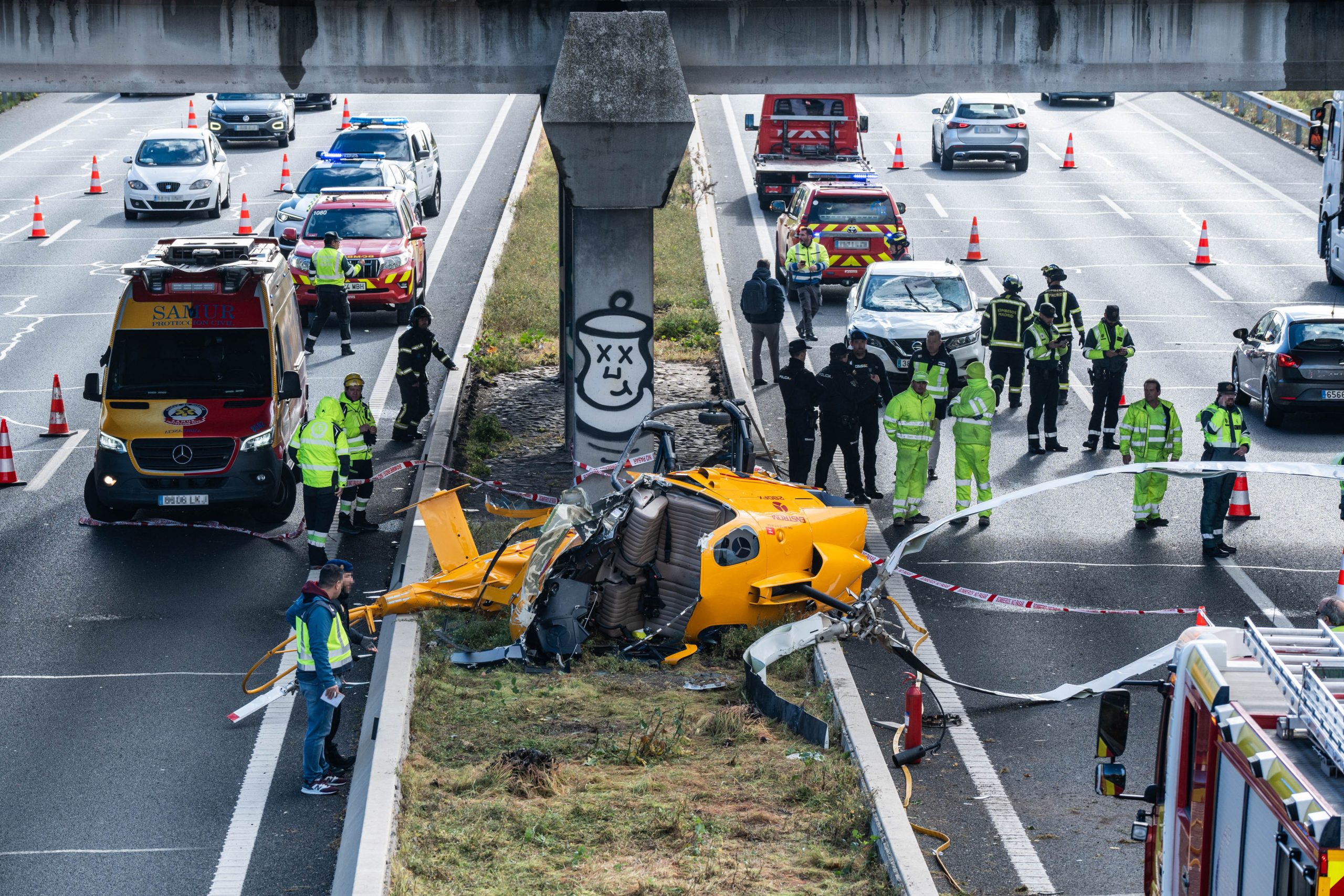MADRID/ El piloto del helicóptero maniobró para no caer sobre los coches en la M-40