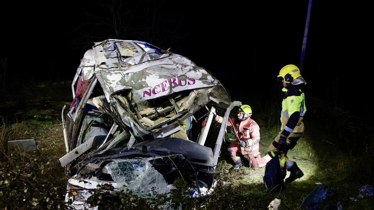 Estado del frontal del autobús accidentado en Linares de Riofrío, en Salamanca.