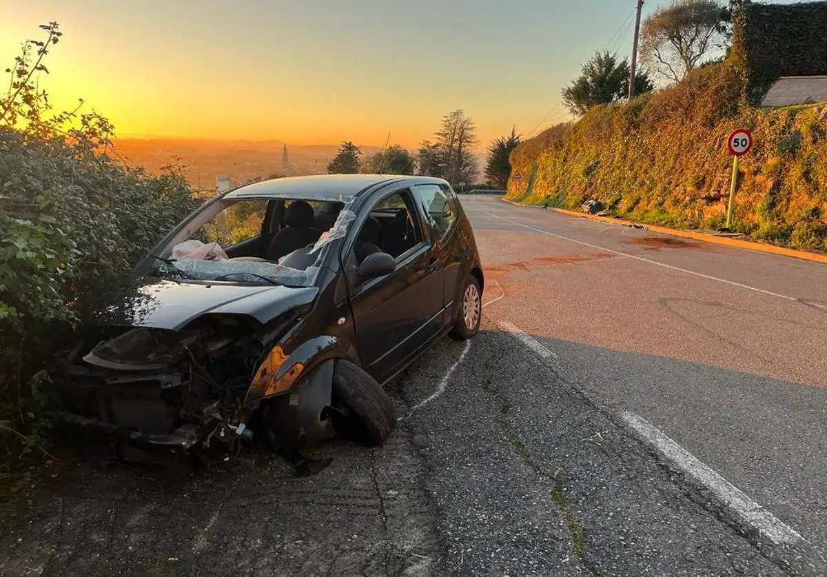 Dos mujeres, atrapadas en su coche al volcar en Somió