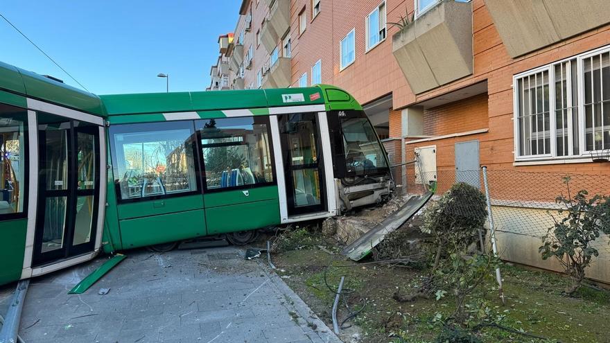 Trece heridos leves por una colisión entre un tranvía y una furgoneta en la localidad madrileña de Parla