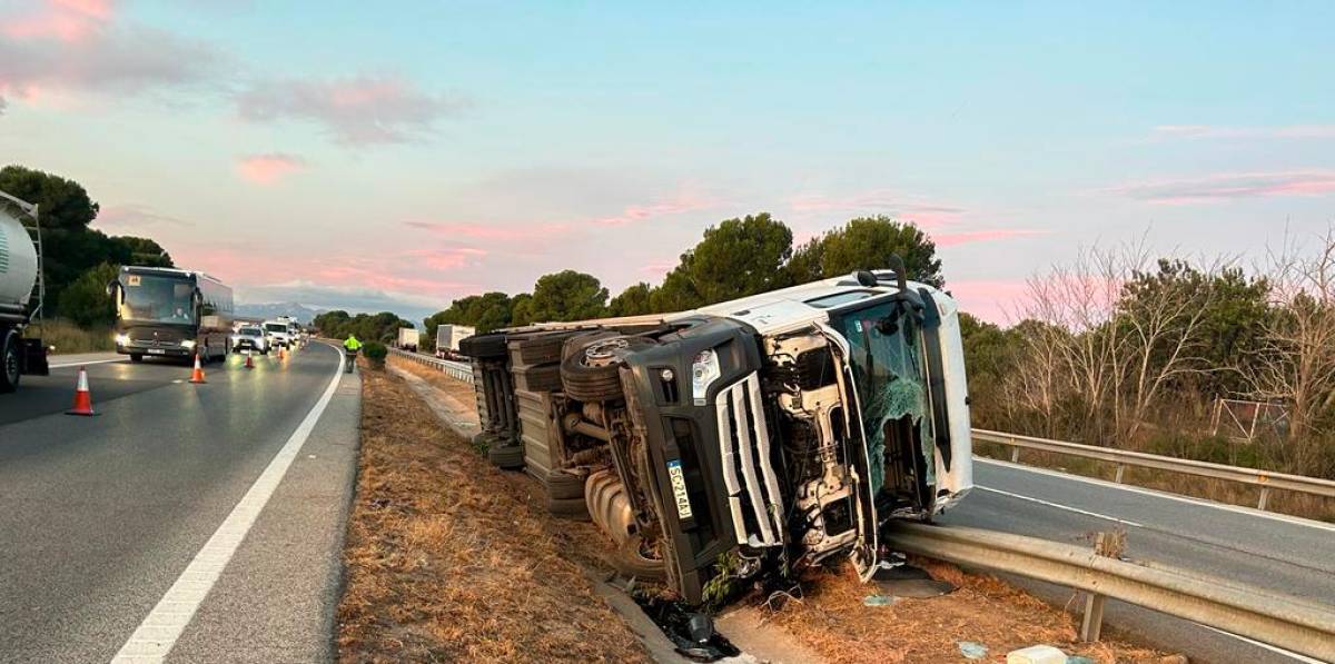 Dos camiones accidentados en la autopista AP-7