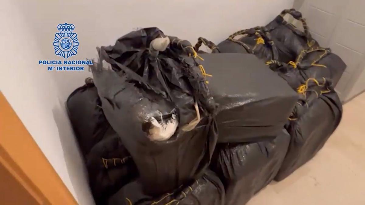 Agentes de la Policía Nacional incautan una tonelada de cocaína en un chalé de lujo en Tenerife, en la mayor aprehensión realizada por una organización criminal española