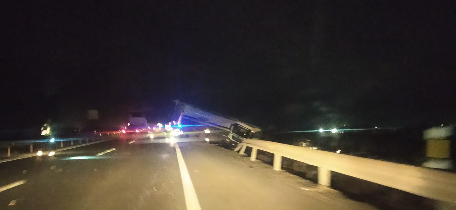 Grave accidente en la A-49: chocan dos camiones y ralentizan la circulación