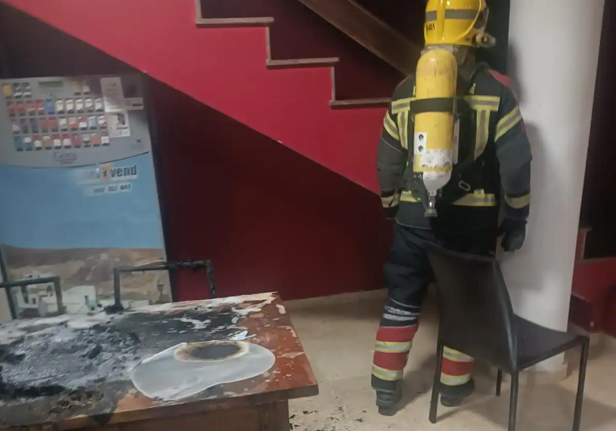 Aparatoso incendio en la recepción de unos apartamentos de Teguise
