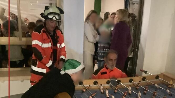 Los Bomberos de Guadix ayudan a un niño atrapado en un futbolín