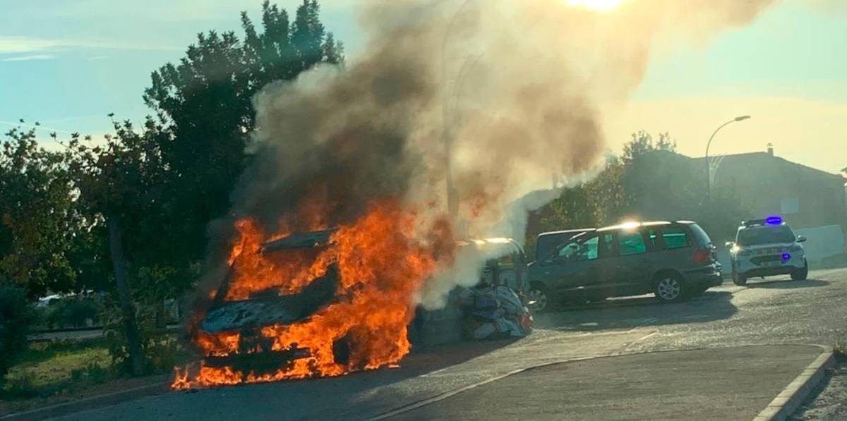 Bomberos de la Generalitat apagan incendio en furgoneta en la entrada del barrio La Plana de Creixell