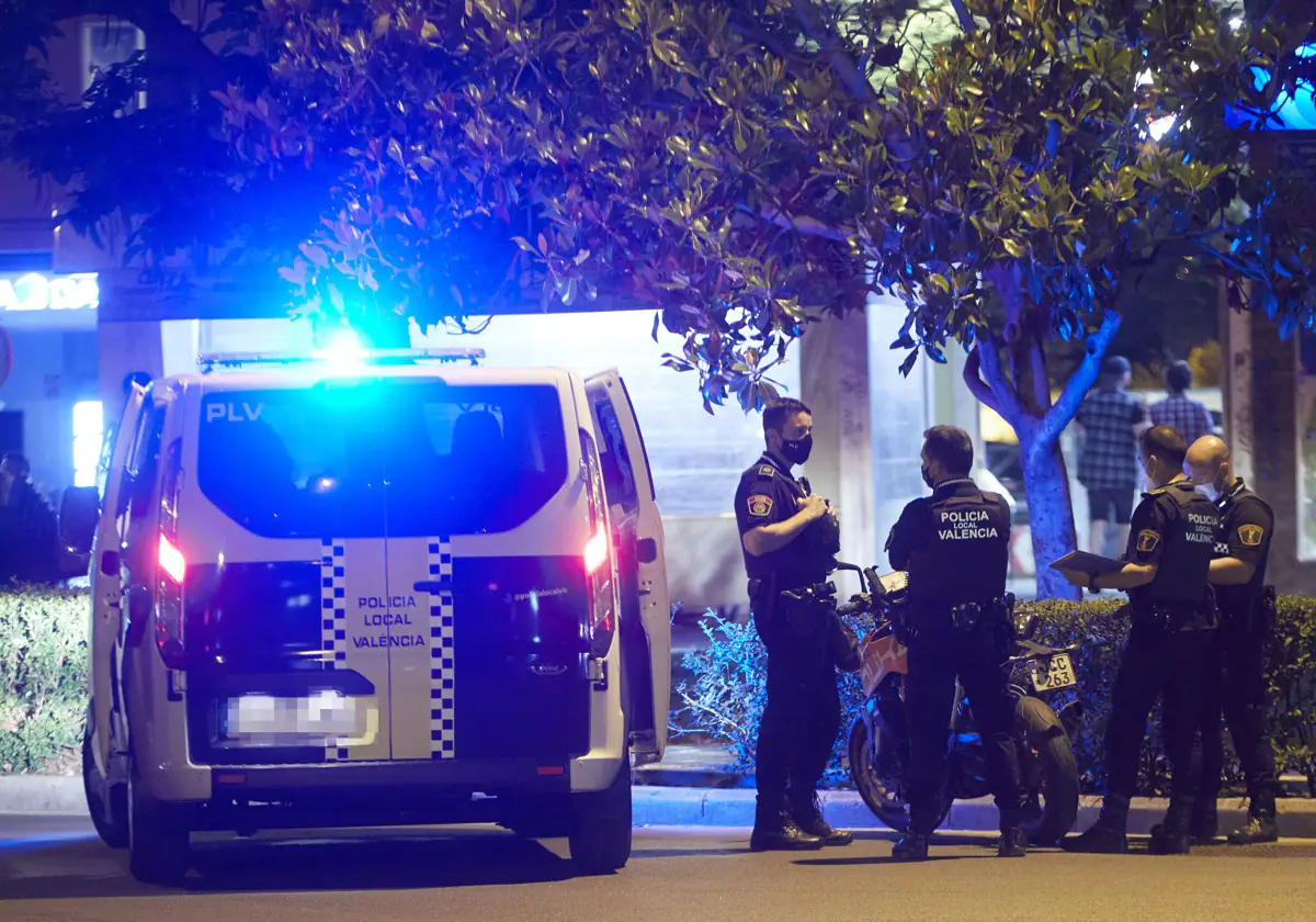 Los conductores de dos coches huyen tras atropellar a un joven en Valencia