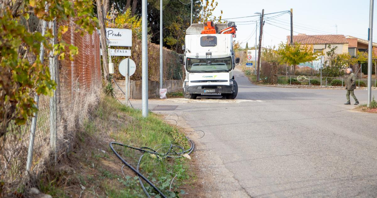 Camión de Ilnet causa caos en el Camí de Boixadors al arrancar cables de telefonía