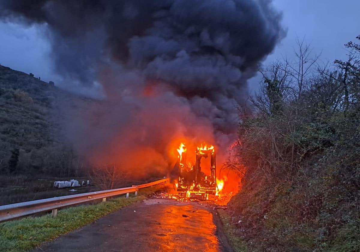 Arde un camión tras destrozar un balcón a su paso por San Millán