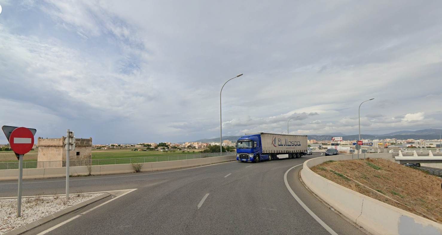Un camión pierde miles de litros de cerveza en una rotonda de Palma y provoca grandes retenciones