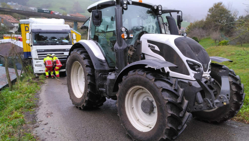 Un camión queda atascado en una pista de Ampuero a la que le guió el GPS