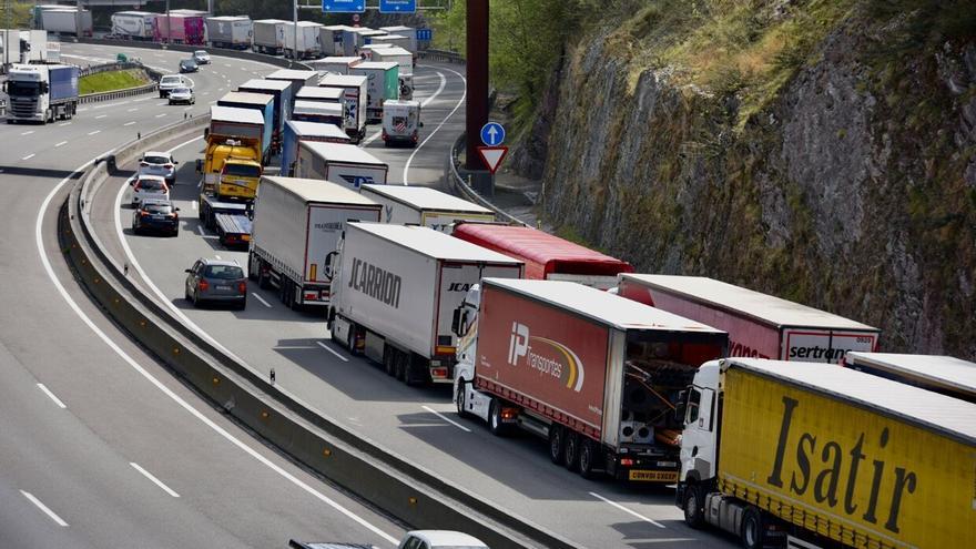 Un camión bloquea la autovía en Villabona