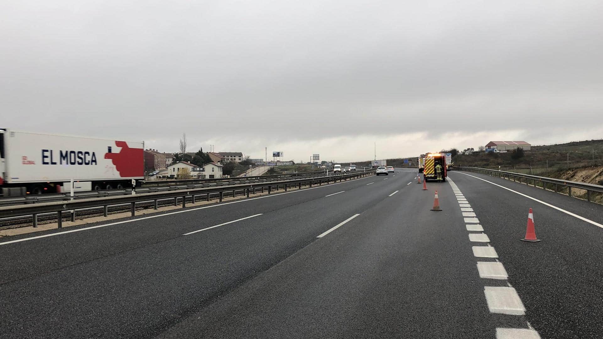 Sucesos Burgos: Herido un camionero tras volcar en la A-1