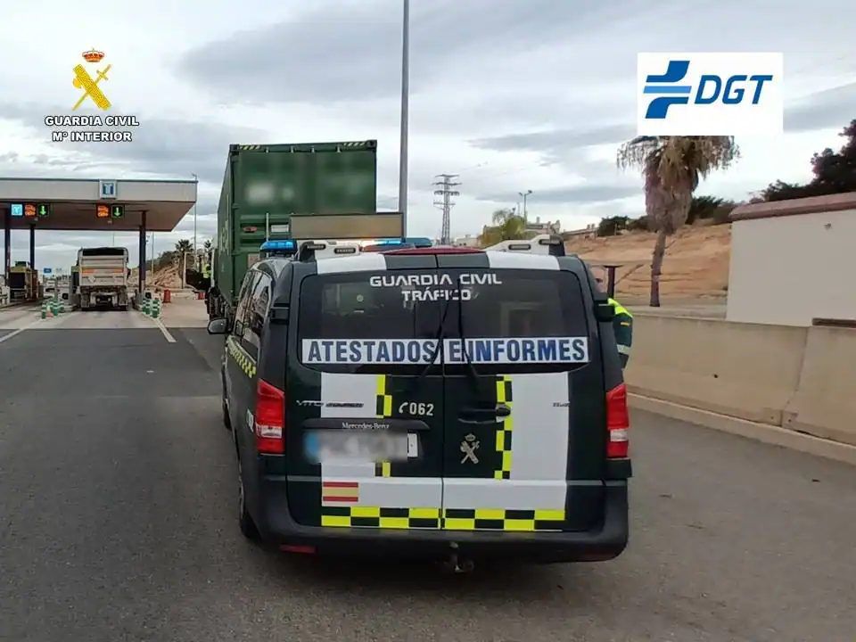 Un camionero conducía por la AP-7 de Orihuela con una tasa de alcoholemia que sextuplicaba la permitida