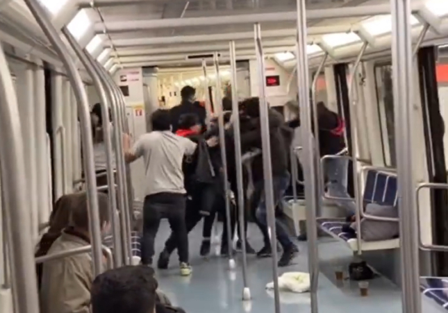 Caos en el metro de Barcelona: brutal enfrentamiento entre jóvenes desata temor entre los pasajeros