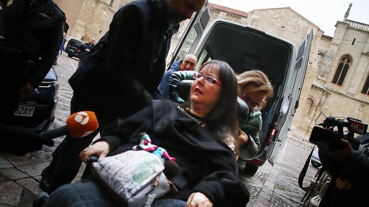 Raquel Díaz a su llegada al inicio del juicio contra su agresor, Pedro Muñoz, en la Audiencia de León.