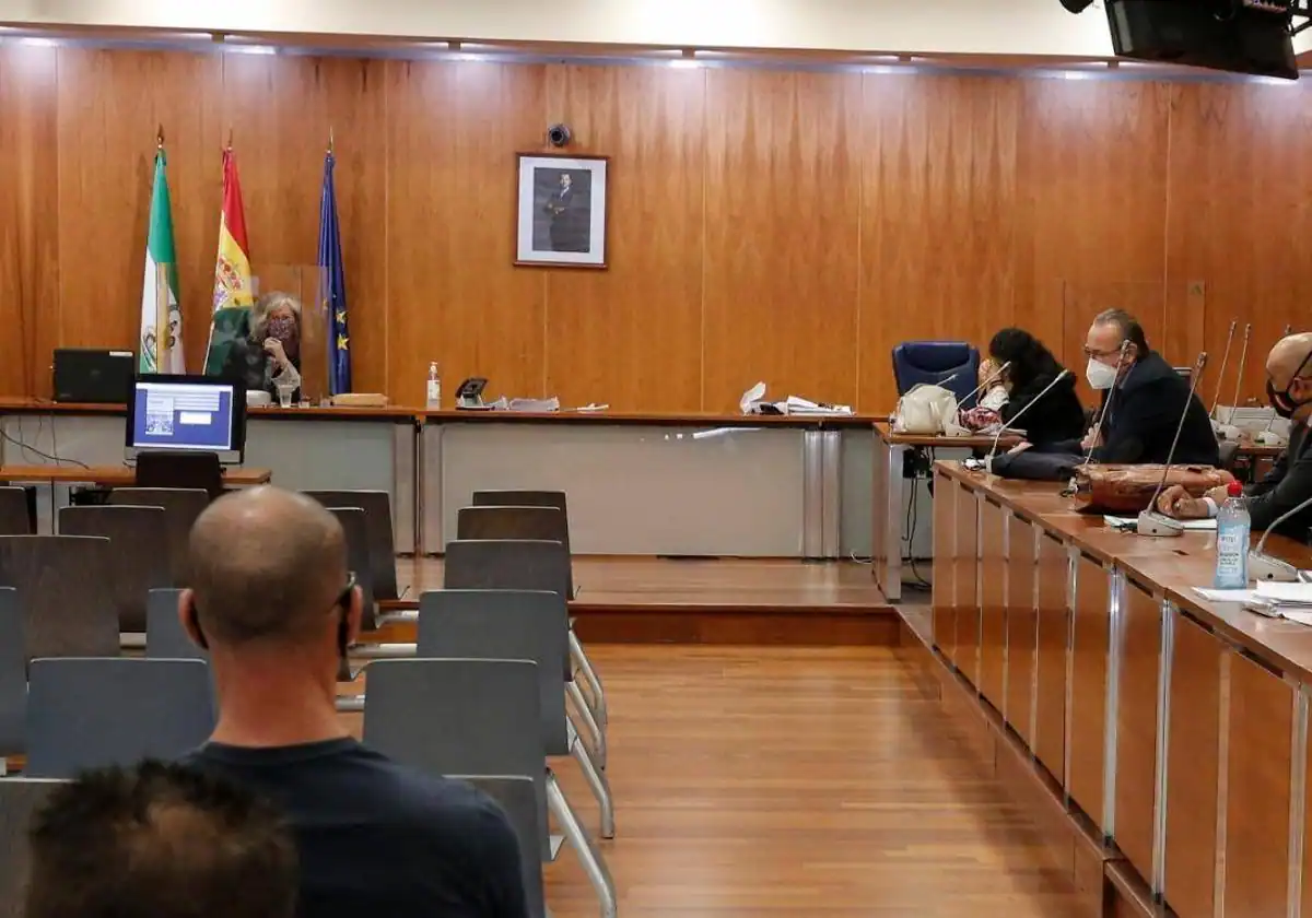 Condenado en Málaga por quedarse con el coche y un reloj de alta gama de un amigo