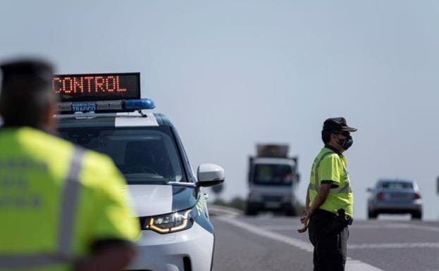 A prisión y sin carné de conducir ocho meses por huir de un control