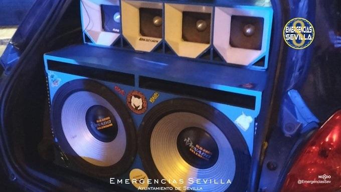 Desalojados 200 personas en una fiesta con coches-discoteca. - Europa press