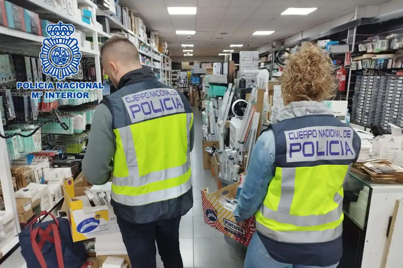 Tres detenidos por vender 4.321 artículos de telefonía móvil falsificados