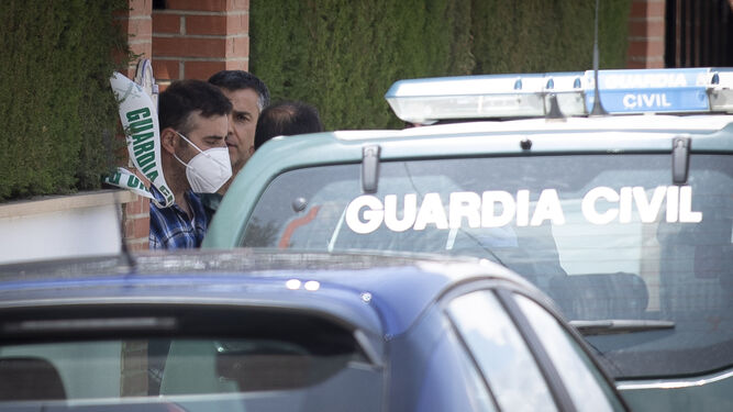Momento en que el hermano menor relata a los agentes el doble crimen.