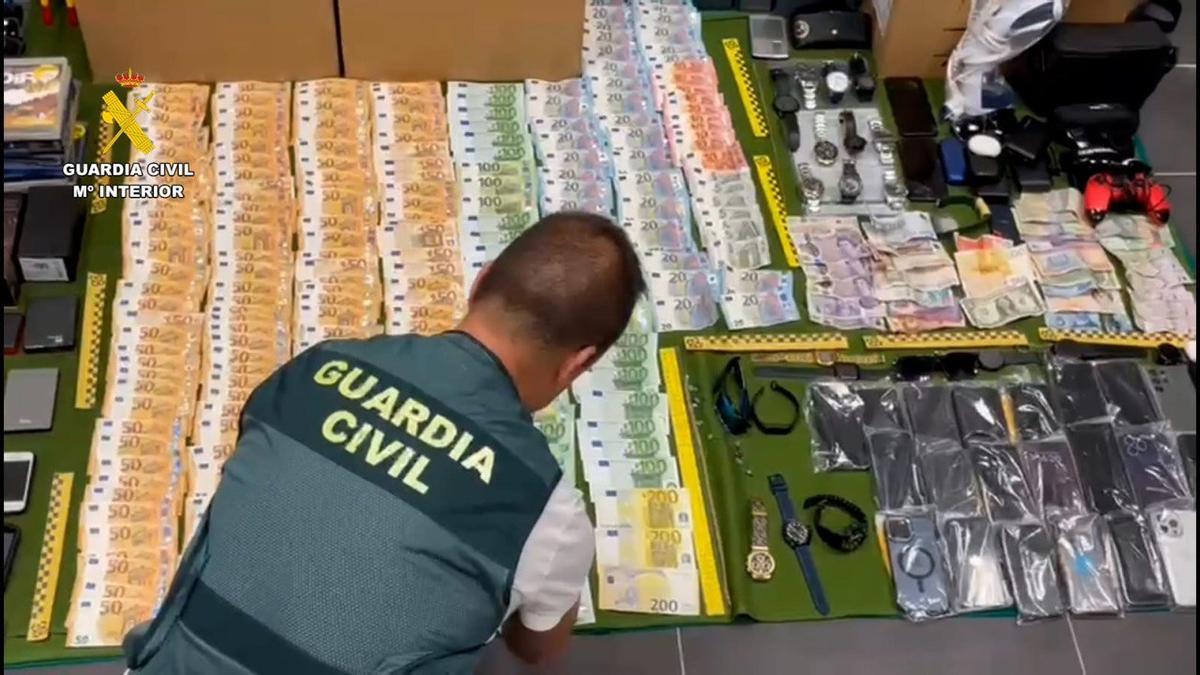 Dinero y objetos requisados a los trabajadores del aeropuerto Tenerife Sur detenidos.