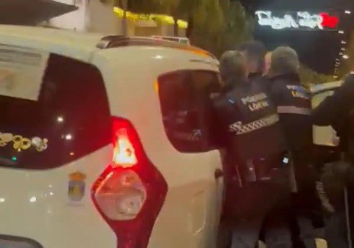Prisión provisional para el hombre que subió a un taxi con dos escopetas para «matar» a policías en Benalmádena