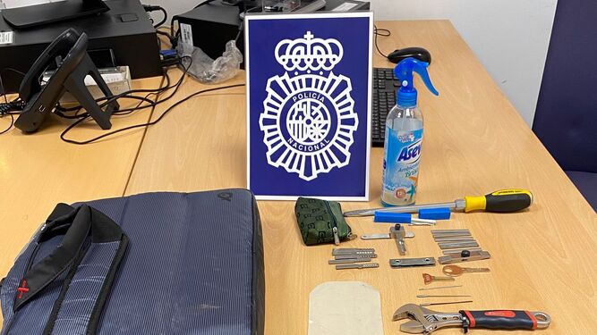 'Impresioning', 'bumping' o 'resbalón': Detienen en Motril a dos ladrones de una banda itinerante  que robaba en domicilios