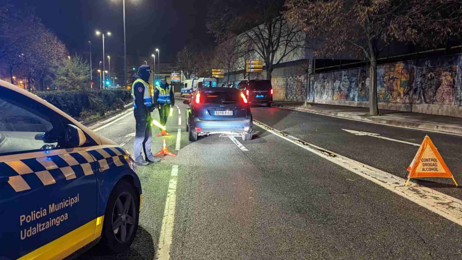 Se estrella en Pamplona contra el coche patrulla que le había dado el alto: hay un agente herido