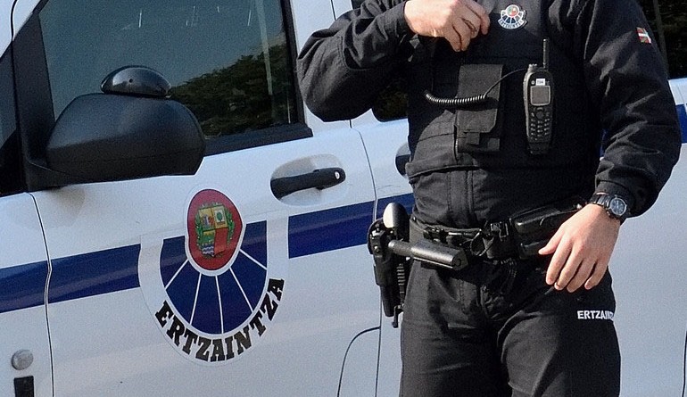 Dos jóvenes detenidos al ser sorprendidos cuando trataban de robar en un bar de Bilbao
