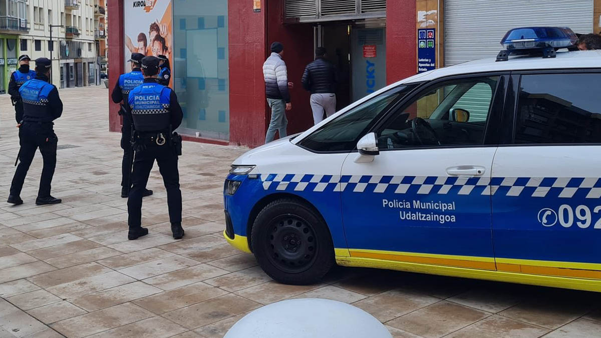 Roba cuatro comercios en una sola tarde en Pamplona: en el último hirió al dependiente