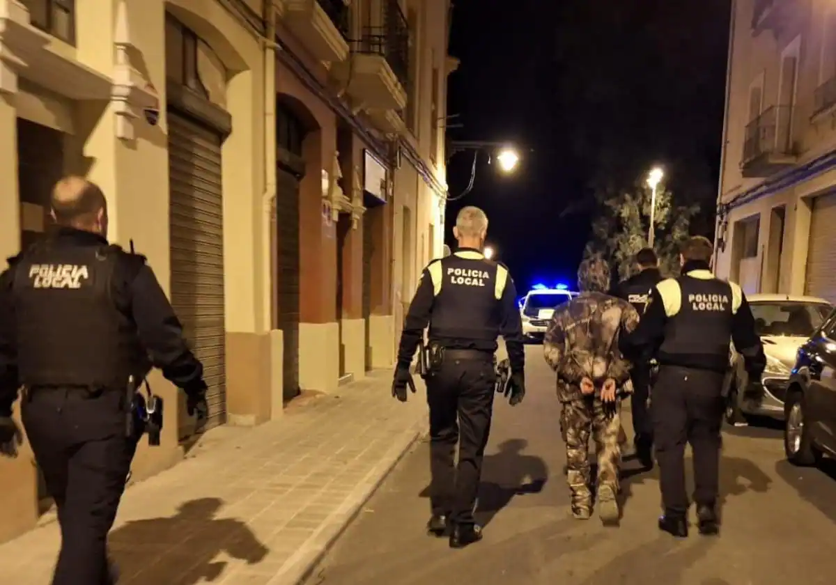 Alarma en Alcoi después de que un hombre amenazara con un rifle a unos jóvenes