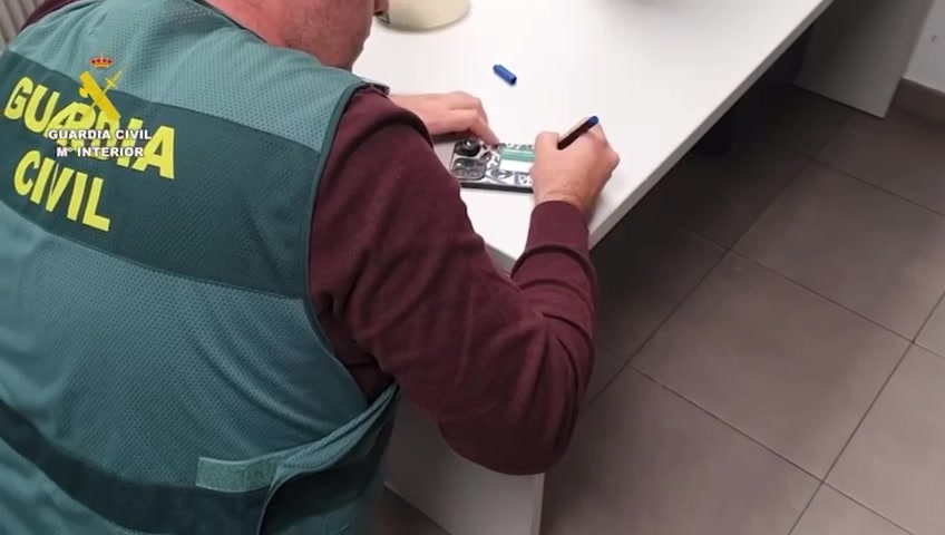 Instalaron una cámara en el baño de su casa para grabar imágenes íntimas de sus amigas