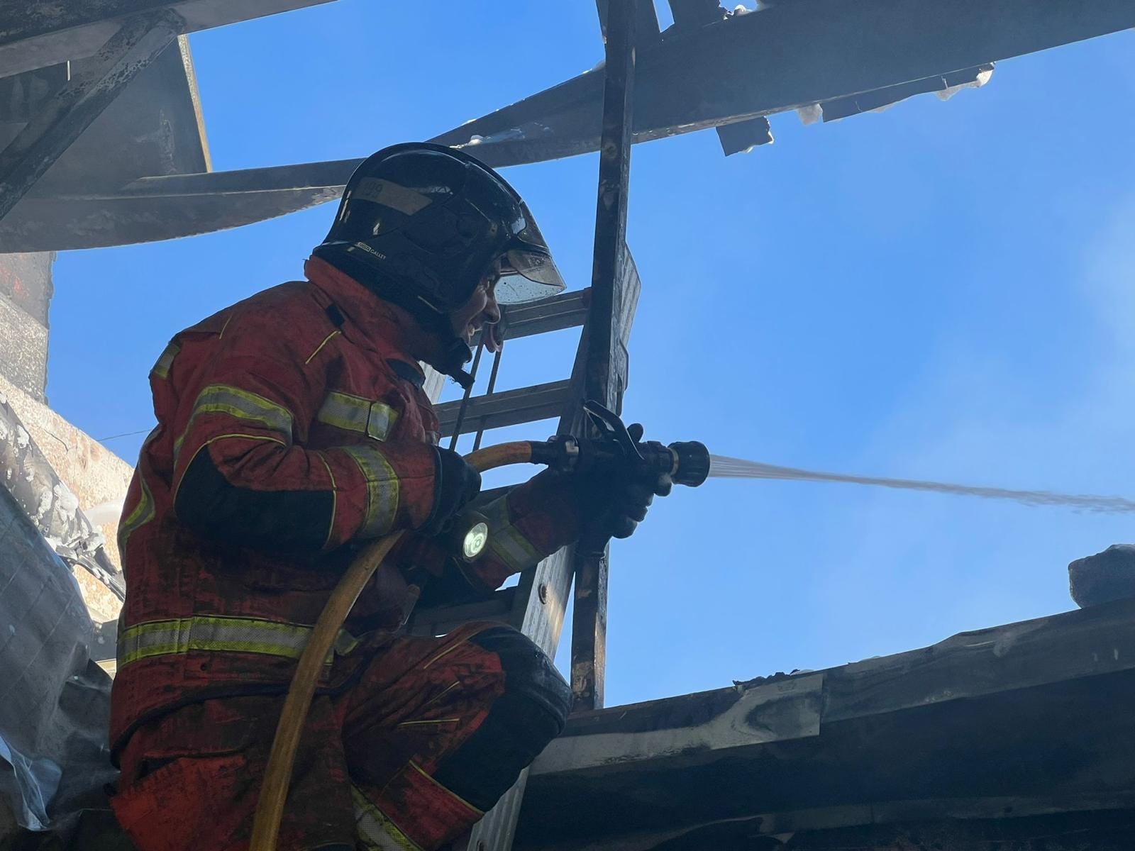 Un bombero extinguiendo el fuego