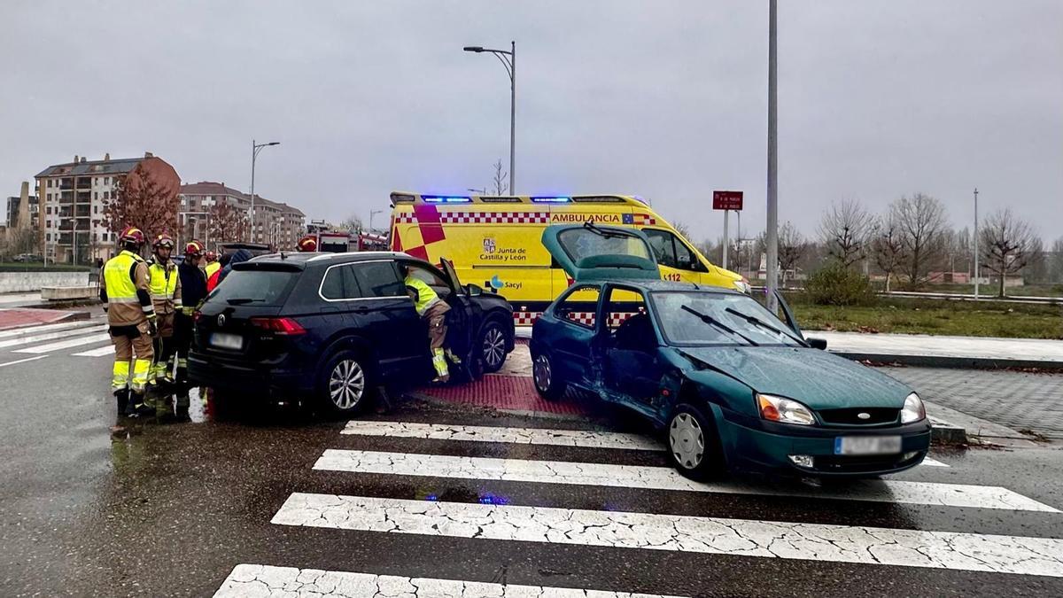 El accidente don dos heridos tuvo lugar en la calle Ocho de Marzo del barrio de La Lastra.