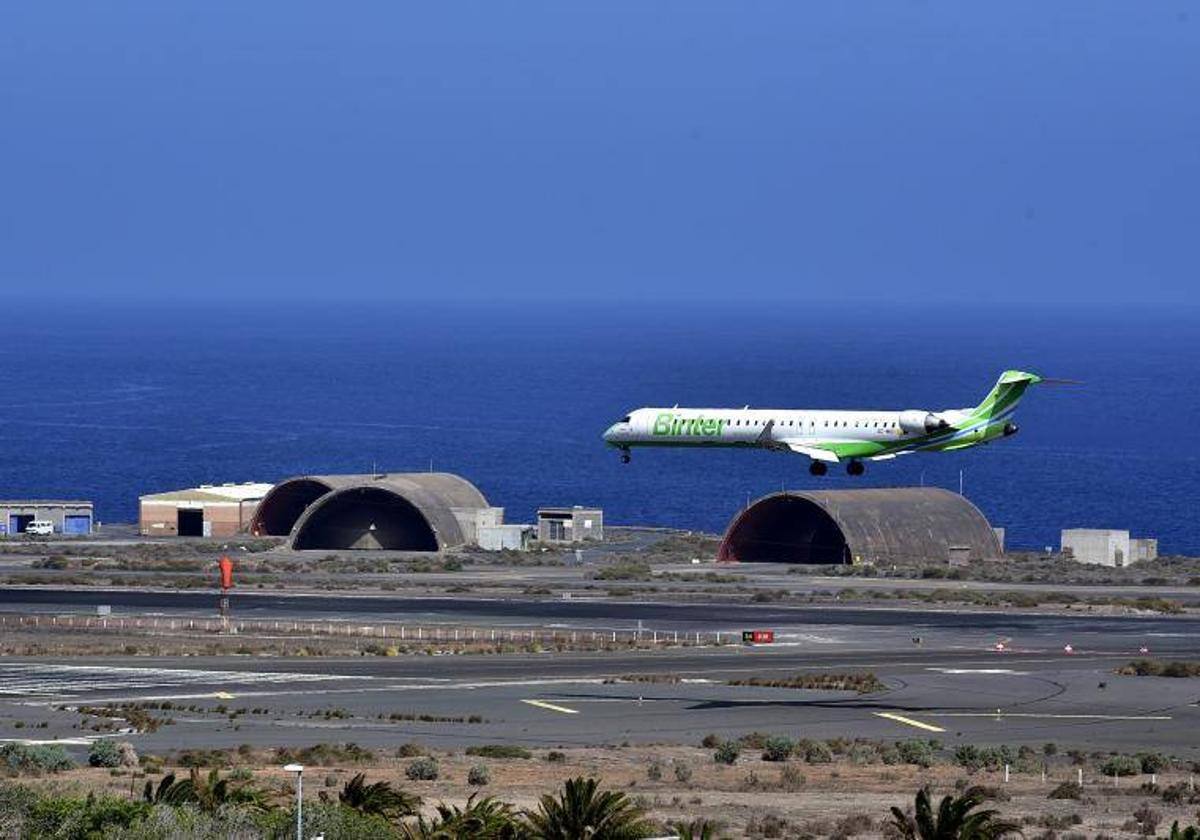 Sufre un infarto en pleno vuelo y una enfermera le salva la vida