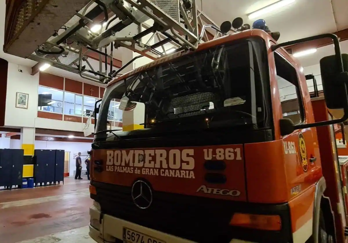 Los bomberos de la capital extinguen el fuego de un solar en el Risco de San Nicolás