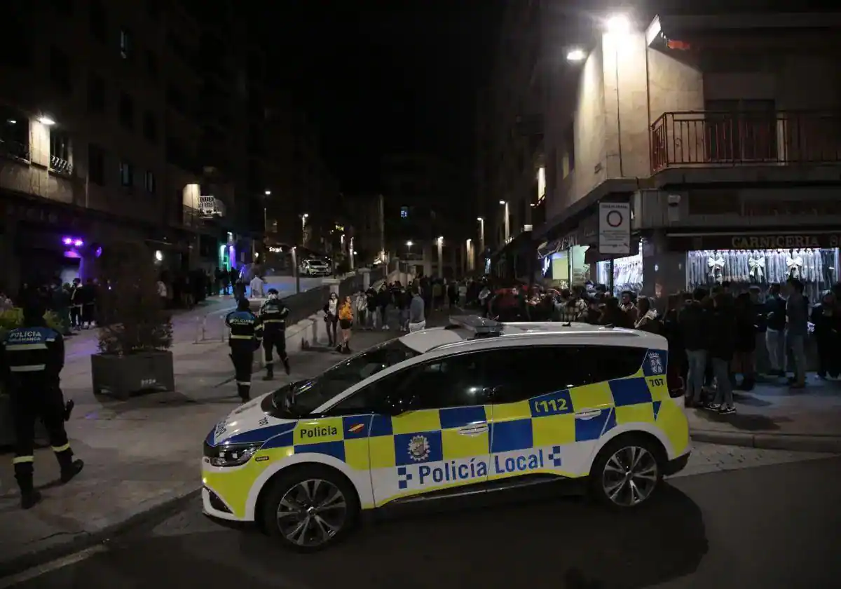La Policía Local de Salamanca sorprende a 326 personas en un bar con aforo para 85