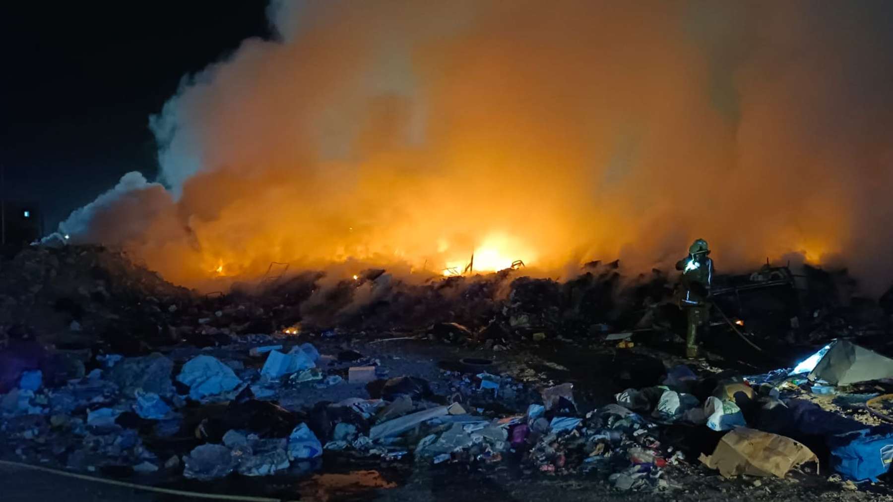 Espectacular incendio de basura en Son Banya esta madrugada