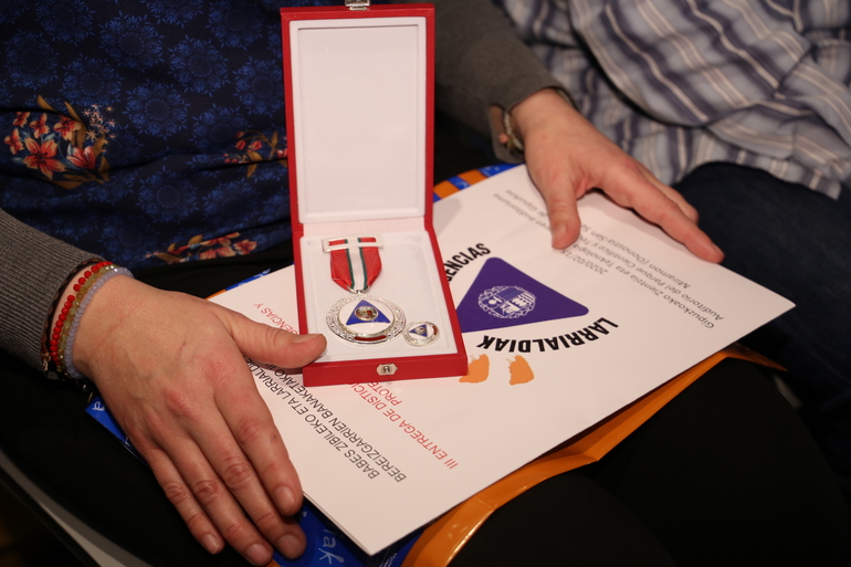 Heroínas en Vitoria: Medalla por salvar a un apuñalado
