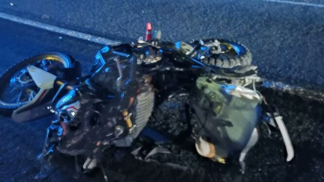Fallece un motorista tras colisionar con un quitamiedos en Granada y otro resulta herido
