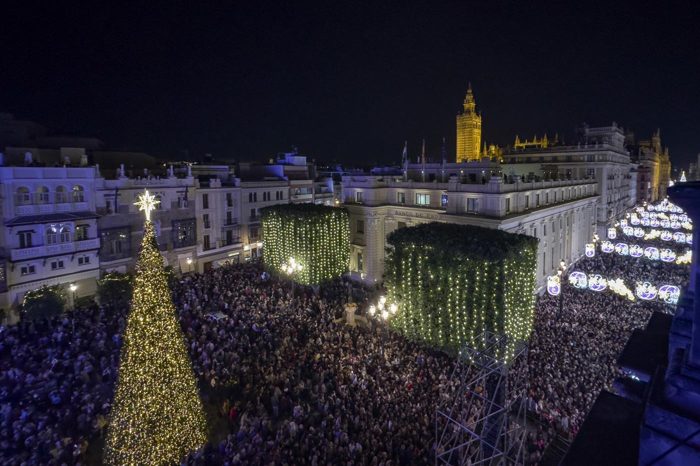 Gran cantidad de personas se acumulan en el encendido del alumbrado en Sevilla, desatando críticas hacia la planificación del alcalde Sanz