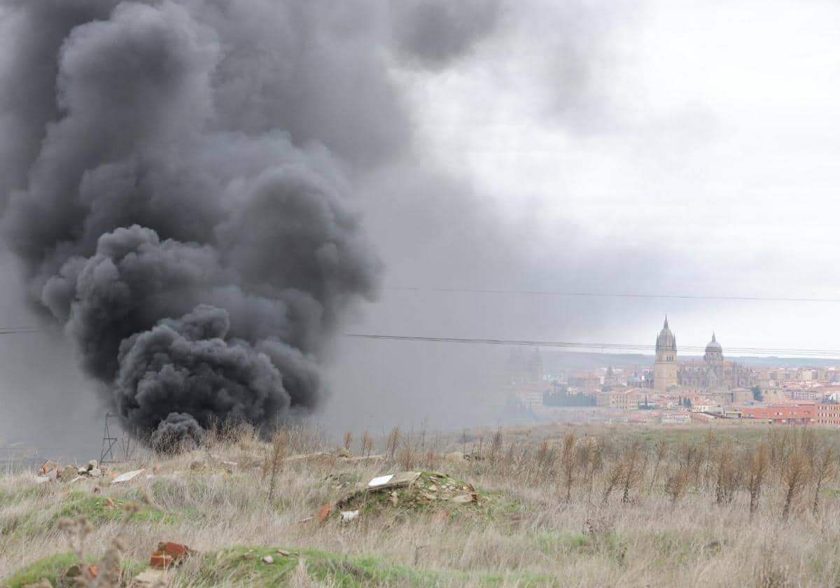 Gran humareda en Vistahermosa alerta a bomberos y autoridades: incendio por quema de basura y neumáticos