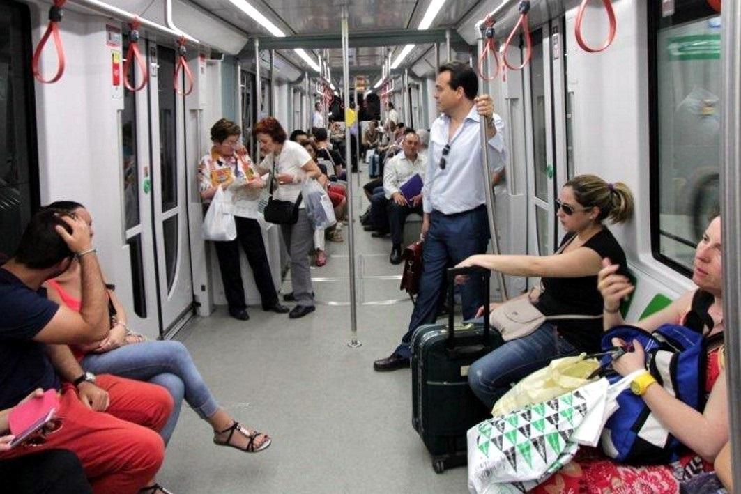 Usuarios en el Metro de Sevilla. - Europa Press