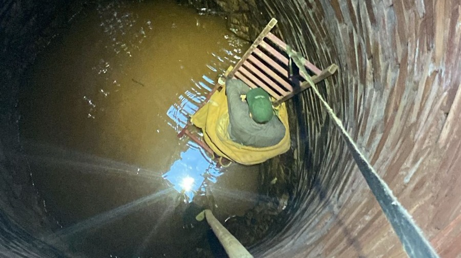 Salvan de morir de una hipotermia a un hombre que había caído a un pozo lleno de agua