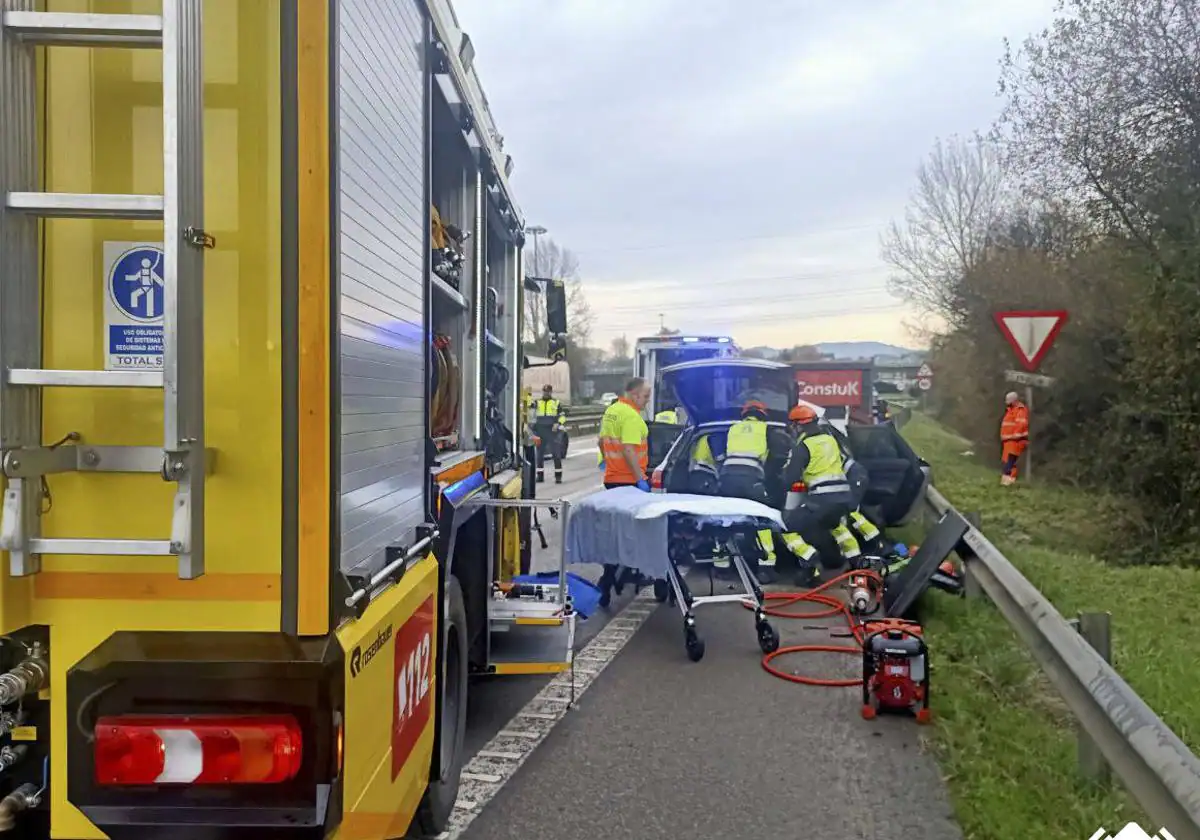 Un conductor de 50 años, herido grave tras impactar contra un camión en Siero
