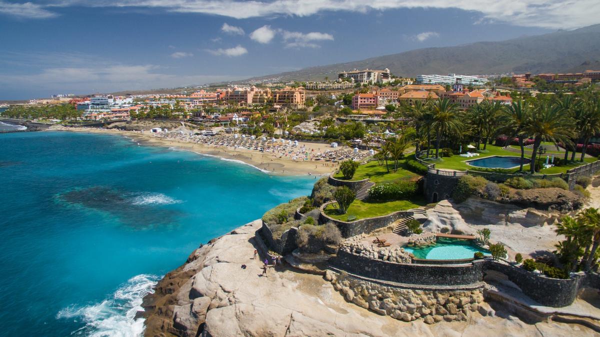 Hombre de 73 años rescatado del mar en Tenerife en estado crítico