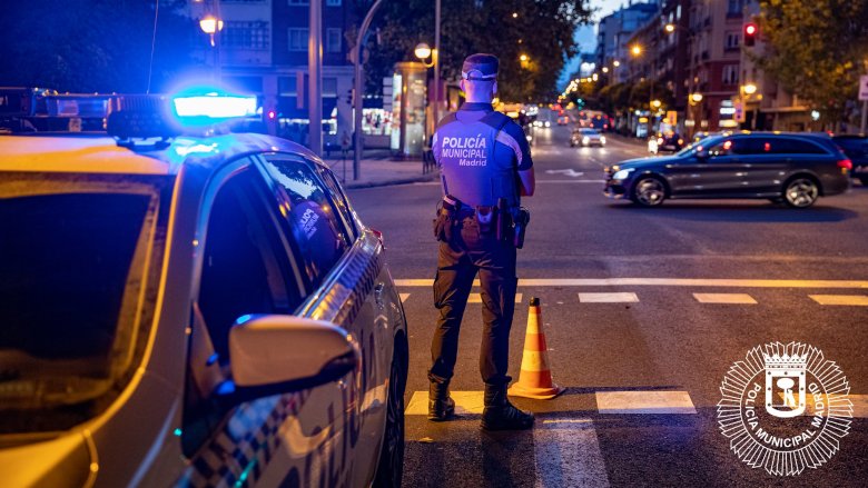 Un agente en un operativo nocturno (Foto: Policía Municipal de Madrid)