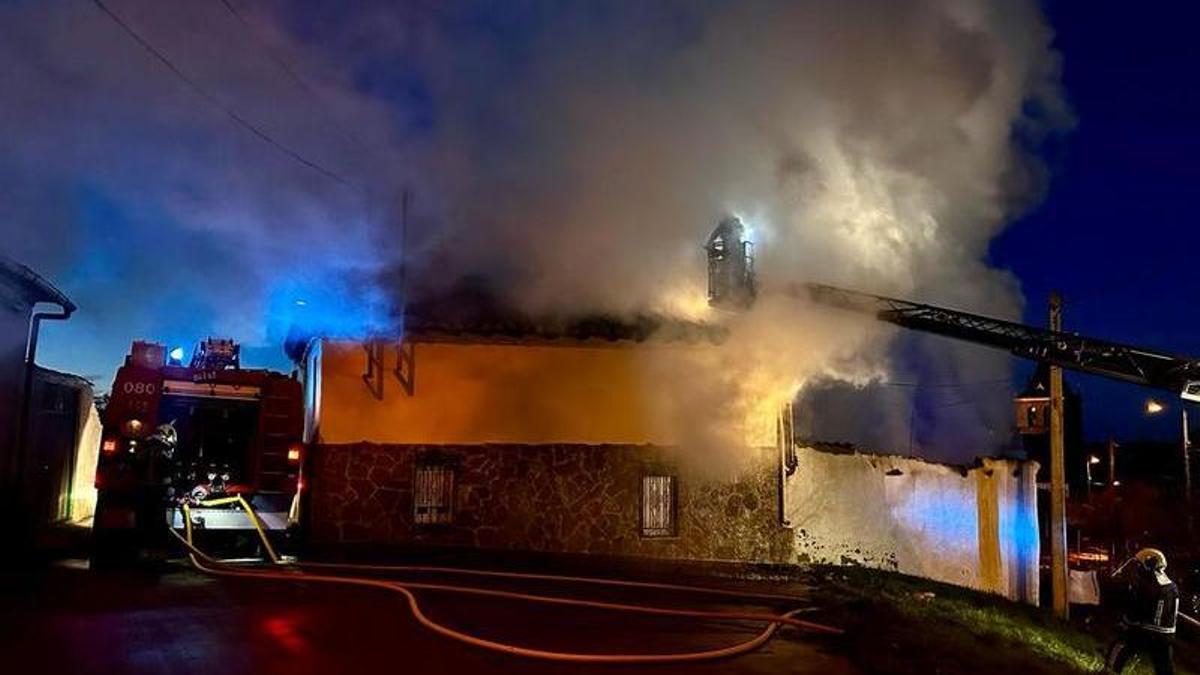Los Bomberos de León intentando frenar las llamas en el incendio en Cea.