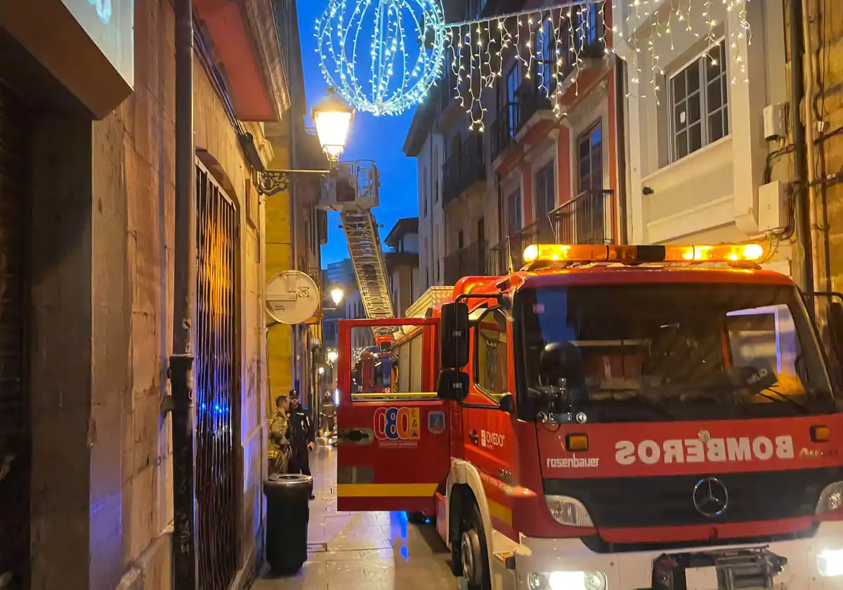 Incendio en edificio okupado en el corazón de Oviedo Antiguo deja daños materiales mínimos